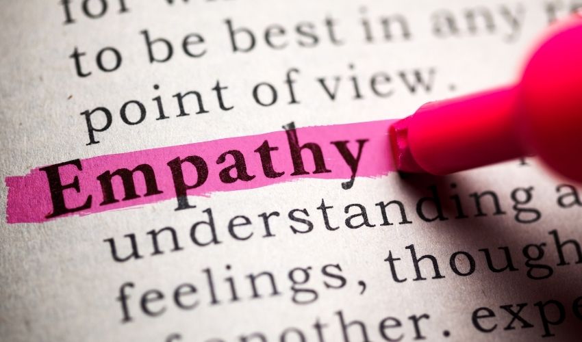 Empatia: significato Il significato dell'empatia va al di là del ruolo della risonanza affettiva immediata e involontaria tra individui. L'empatia è un'esperienza più complessa che richiede alcune mediazioni simboliche che separano quindi la definizione di empatia da quella di compassione. La specificità del significato dell'empatia non risiede infatti in una serie di sentimenti positivi che spingono ad alleviare il disagio o la sofferenza dell'Altro. Il significato più importante da rintracciare per costruire una definizione chiara dell'empatia è quello della scoperta dell'Altro, ossia un movimento di apertura verso un'alterità radicale che non è riassorbile nel nostro mondo né attraverso l'immedesimazione né attraverso una comparazione. L'Altro non è il Medesimo.  Per entrare in relazione con l'Altro è necessaria la messa tra parentesi del proprio mondo e soprattutto del proprio Io. Prendere in considerazione il proprio Io come parametro per conoscere la verità dell'Altro è un modo per evitare il confronto con l'estraneità e l'unicità dell'Altro. Empatia: definizione La parola "empatia" ha un'etimologia greca (en-pathein, sentire dentro); a seconda di quale sfaccettatura consideriamo cambia non soltanto la definizione, ma addirittura il significato che diamo all'esperienza relazionale dell'empatia, definizione che non è però immediata proprio perché  la dimensione relazionale che entra in gioco nell'empatia mostra diverse sfaccettature.  L'evoluzione del significato di empatia è contrassegnata dalle differenti traduzioni che nel passaggio da una lingua all'altra (prevalentemente inglese e tedesco) hanno mescolato diverse tradizioni del pensiero filosofico, estetico e psicologico.  In ambito psicologico il termine inglese Empathy, riferito alla conoscenza di altri soggetti, è stato utilizzato come traduzione del termine tedesco Einfühlung che in ambito estetico si riferiva al rapporto del soggetto con l'opera d'arte. Einfühlung è la capacità dello spirito di proiettarsi nell'oggetto e di vivificarlo con le proprie energie. Nell'Einfühlung quindi il soggetto s'immedesima con la realtà esterna animandola della sua stessa sostanza.
