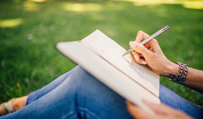 Il campo relazionale della scrittura clinica è lo stesso campo dell’esperienza psicoanalitica. La scrittura clinica come la psicoanalisi giocano sullo stesso campo.